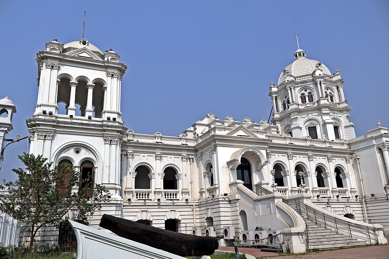 The left facade of the palace.