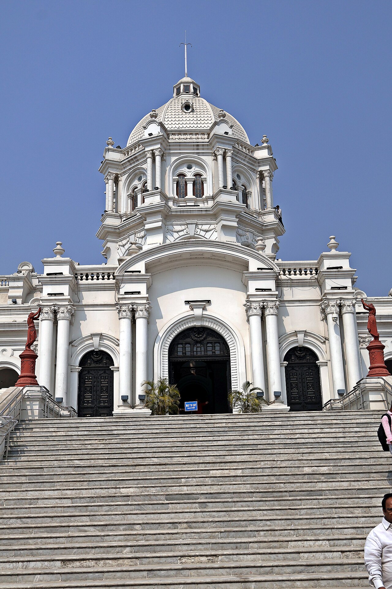 The central facade of the palace.