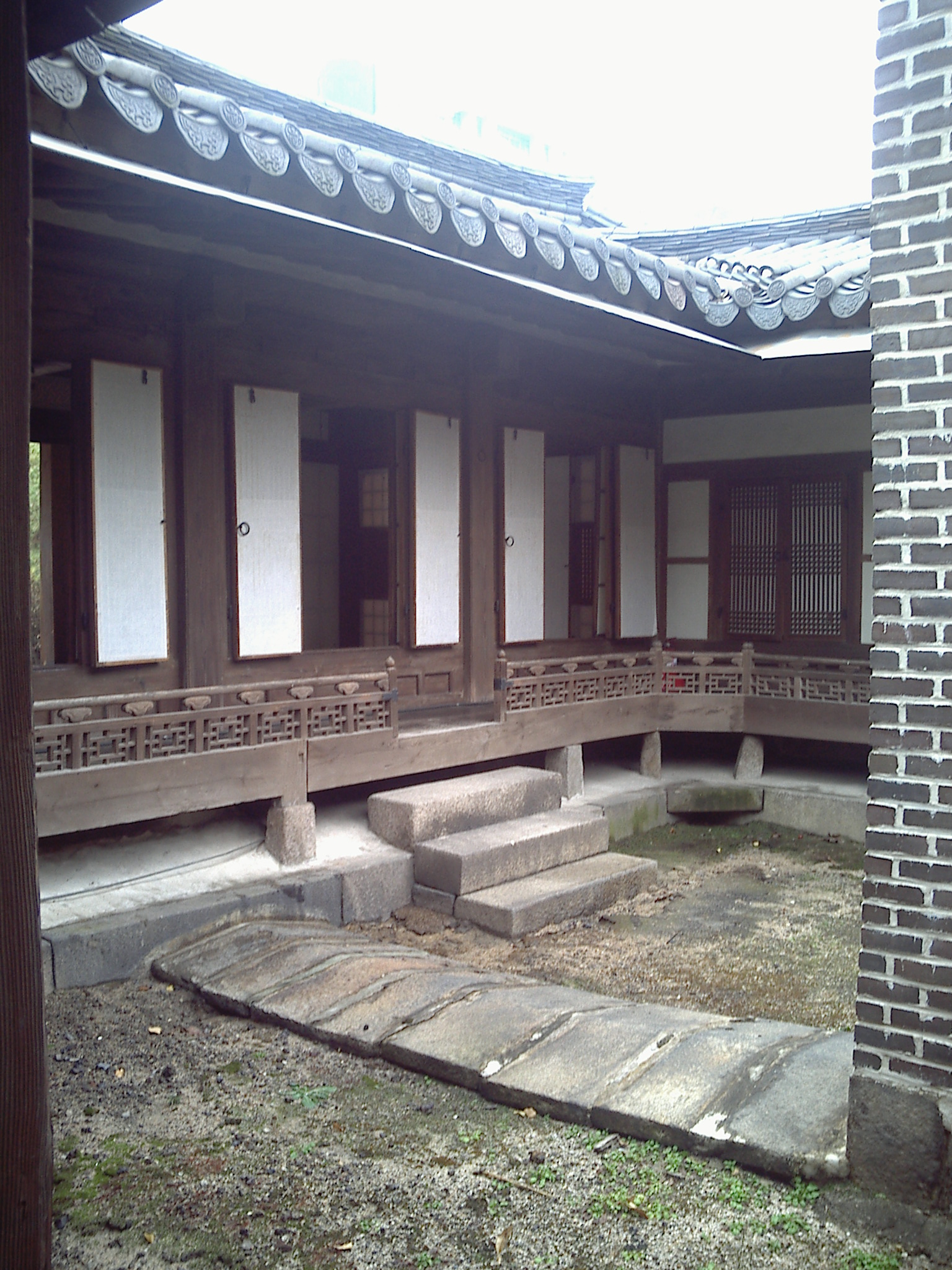 A courtyard view of the Unhyeongung compound