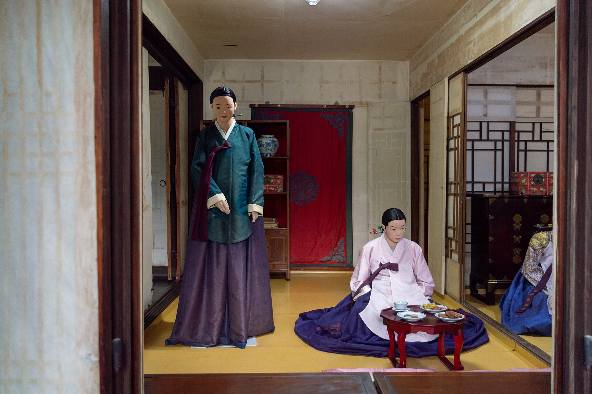 A quiet scene within the palace grounds