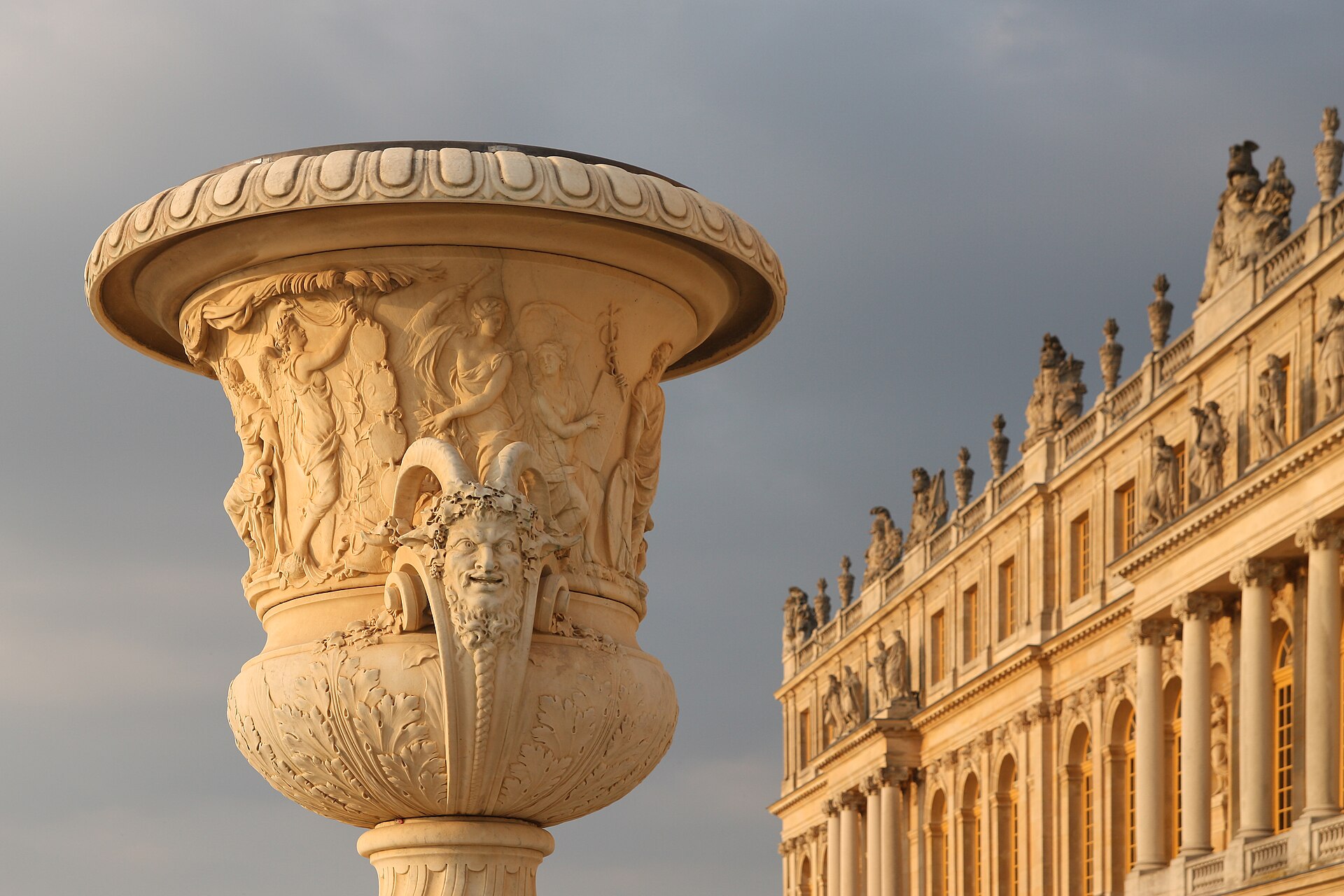 Thousands of courtiers lived around the king in a city of ceremony