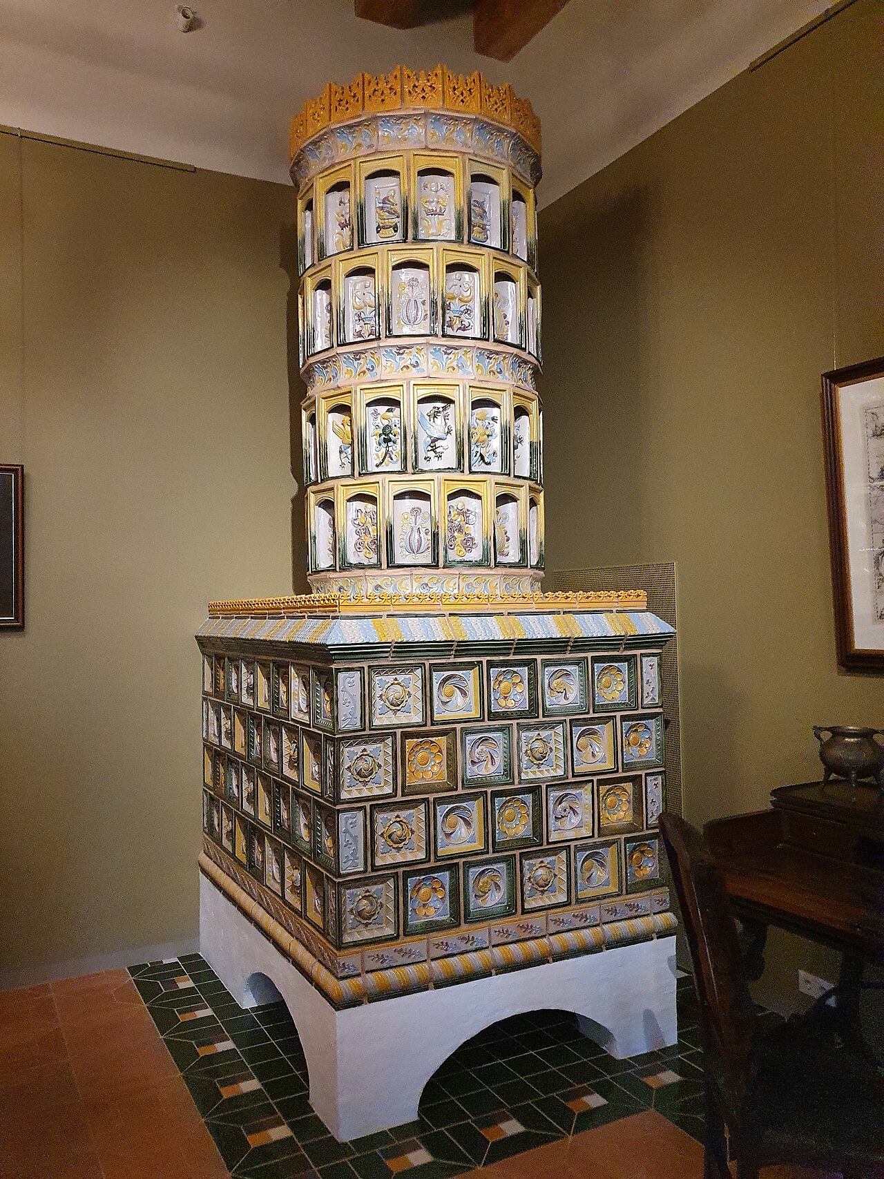 A recreated Renaissance tiled stove in the palace.