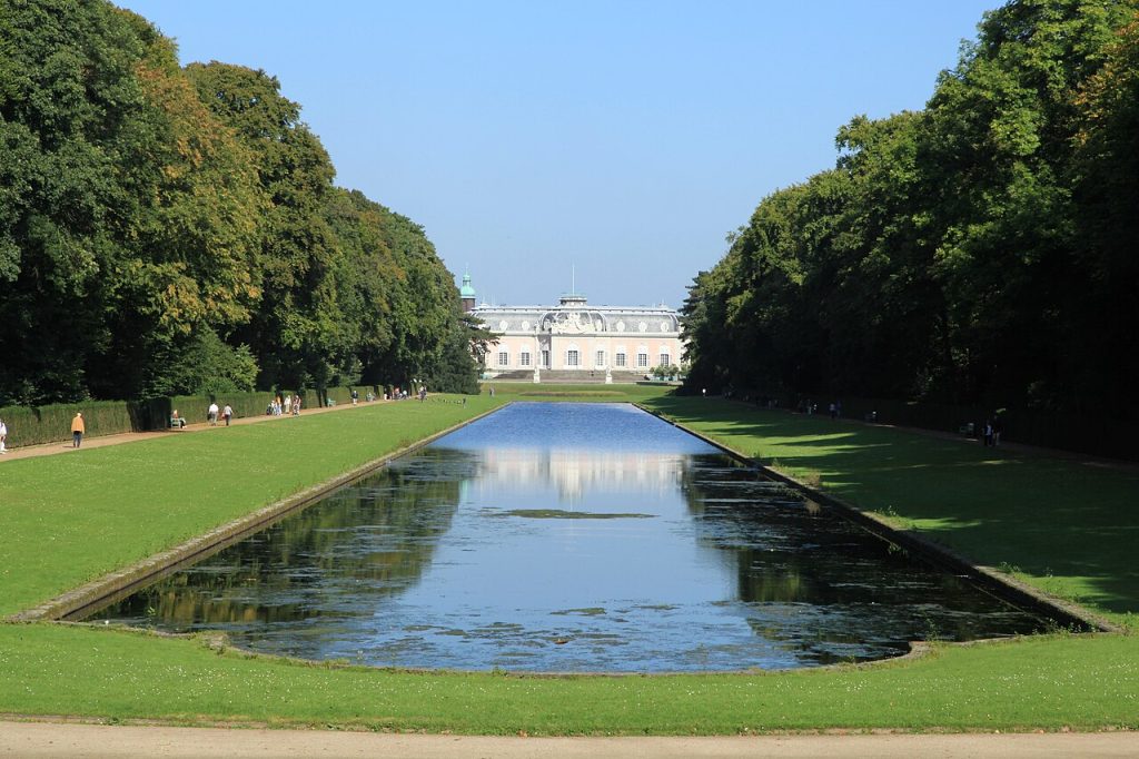 The mirror pond in the park