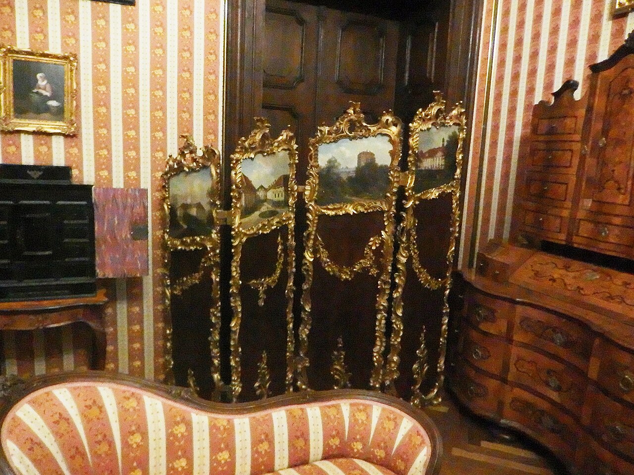 A richly decorated room
