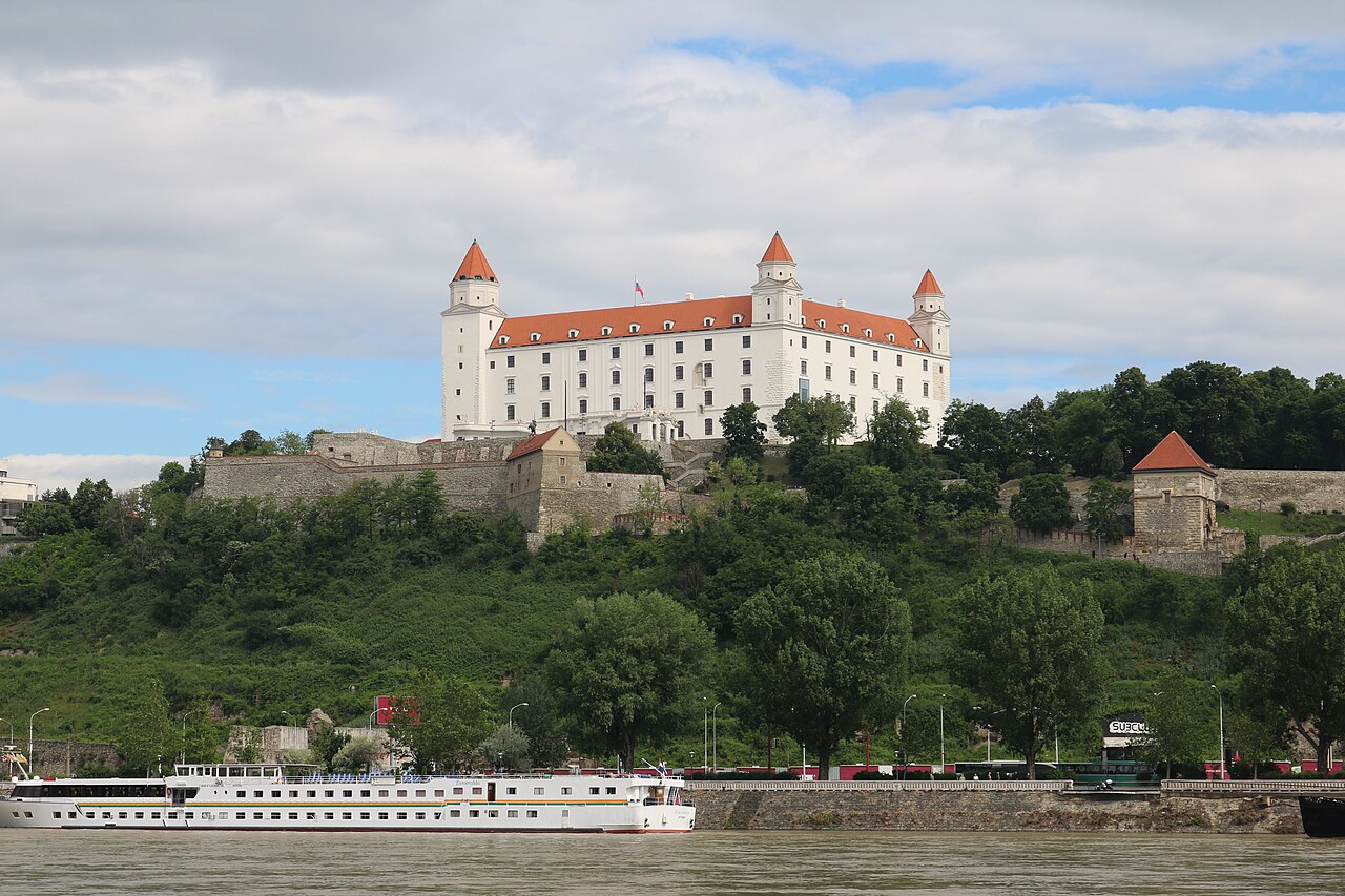 The castle above the Danube