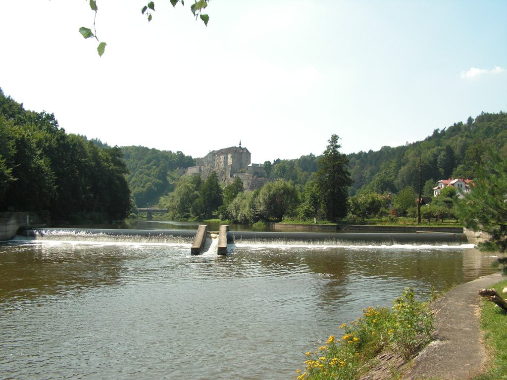 The weir on the Sazava below the castle