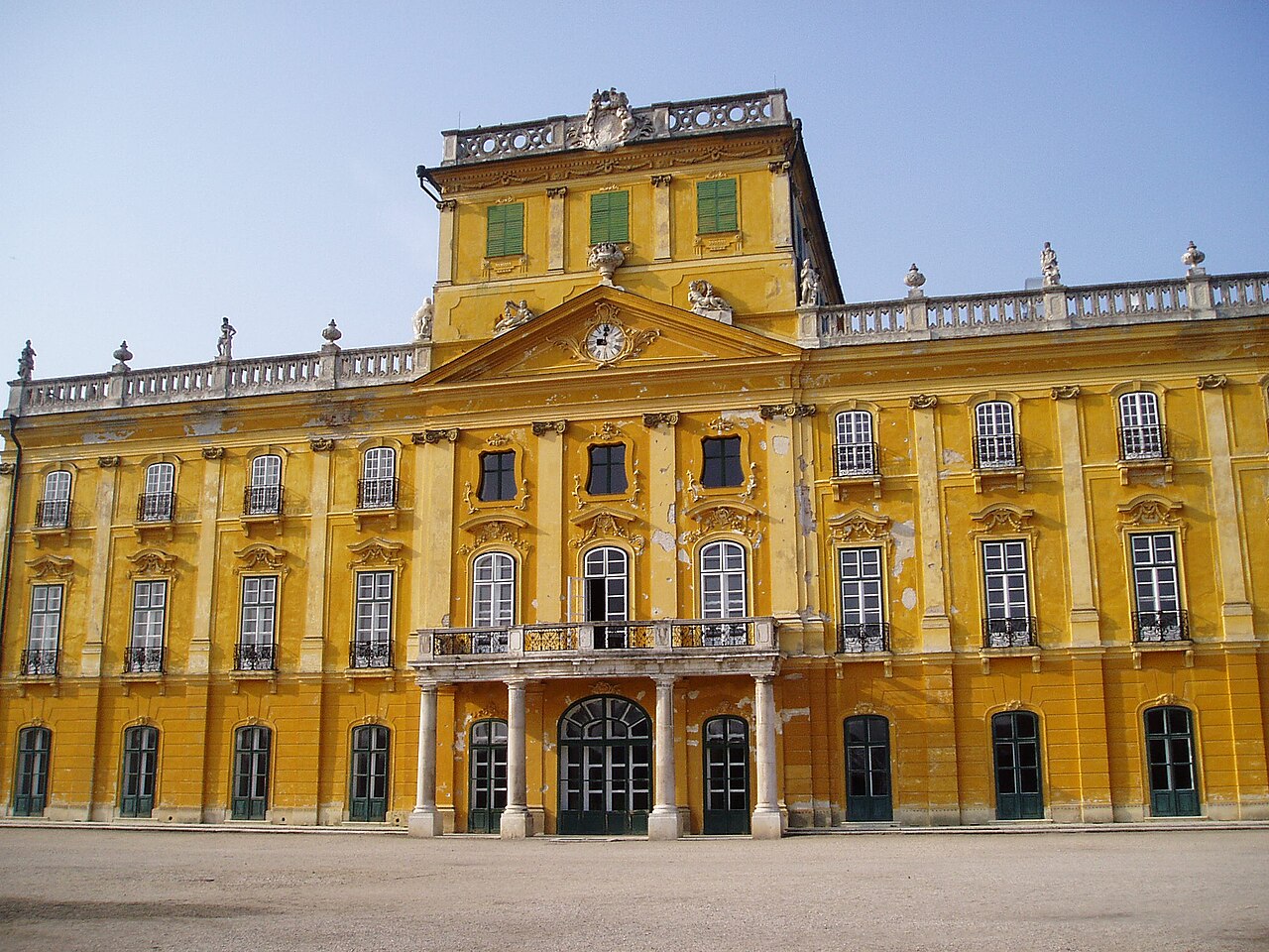 The sweeping wings of the palace