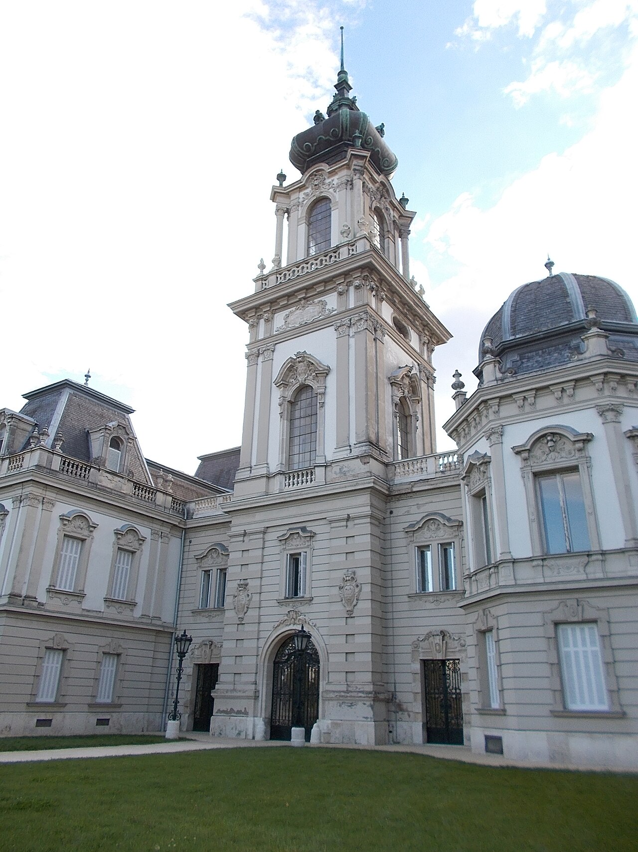 A small tower gate of the palace