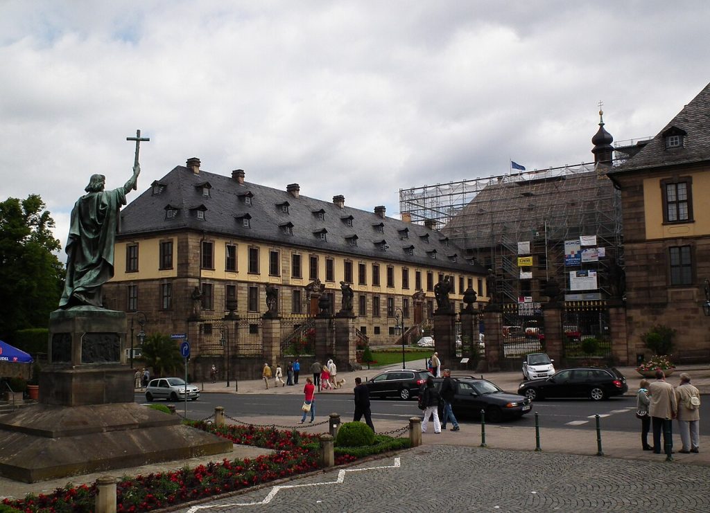 The palace and the Boniface statue