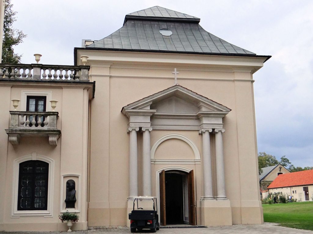 The palace chapel modelled on Versailles