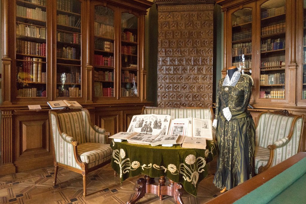 The library of Kozlowka Palace
