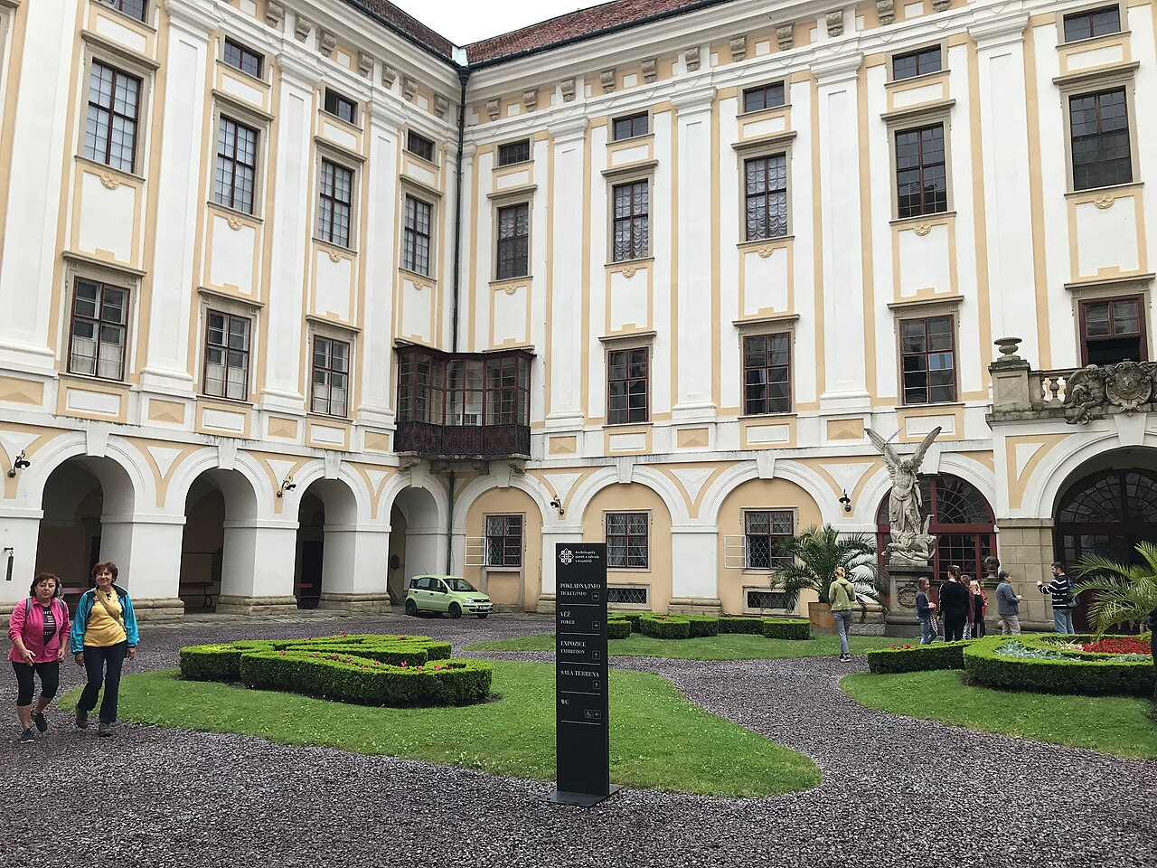 The chateau above the Podzamecka garden