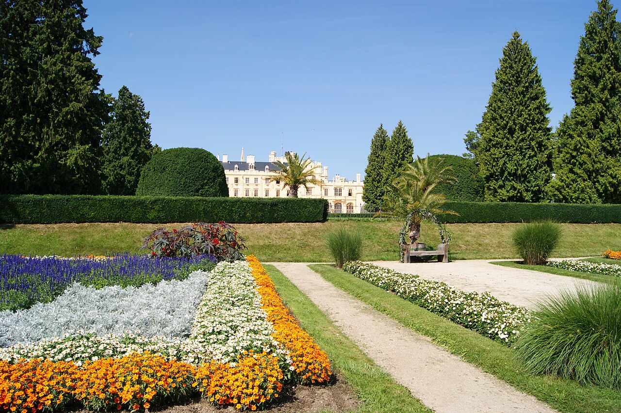 The riding hall of the estate