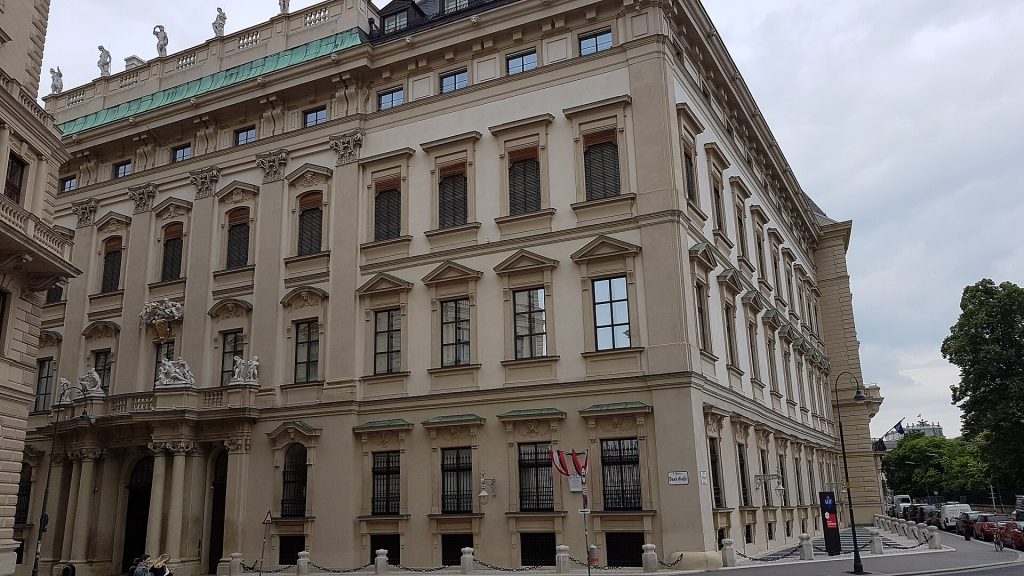 The facade along the Bankgasse