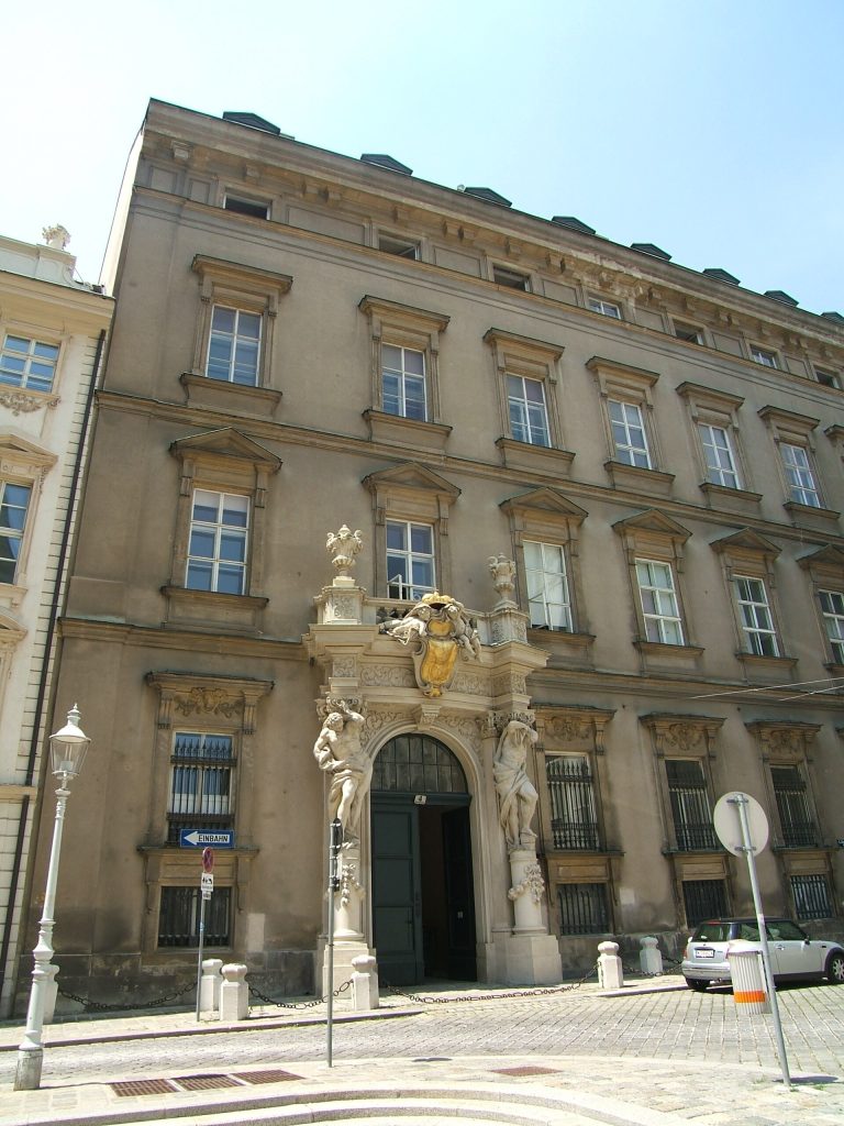 The palace seen from the Minoritenplatz