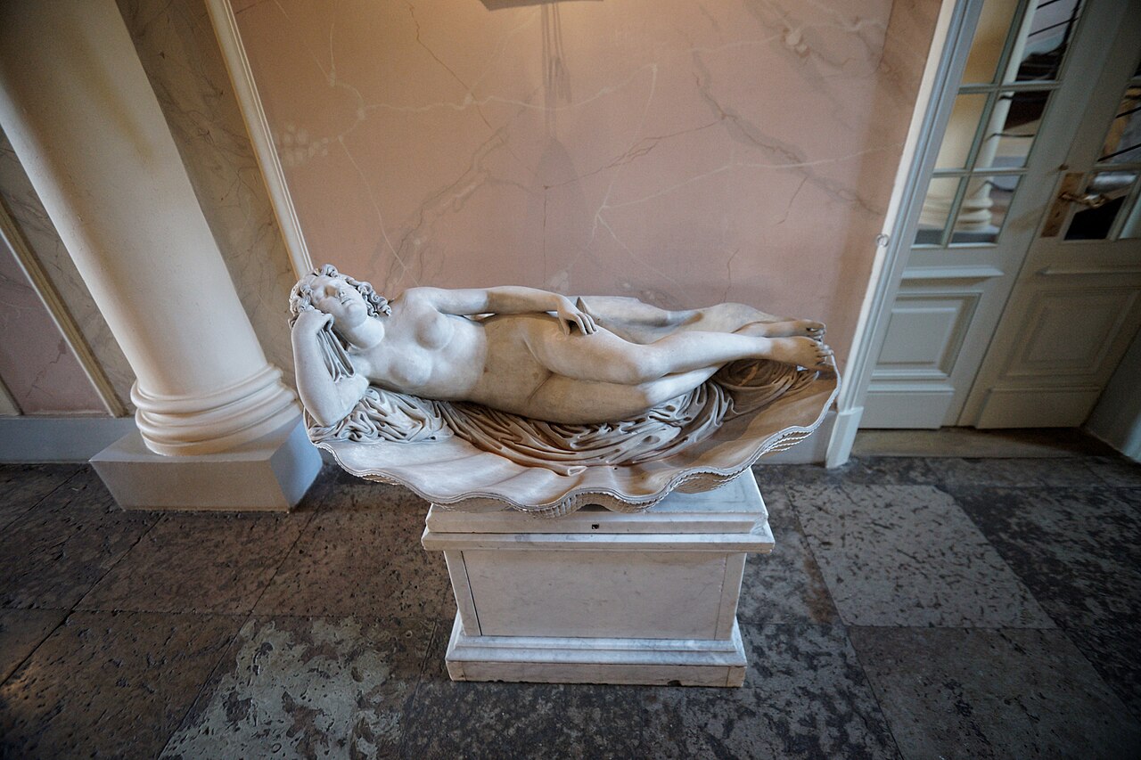 A tiled chamber glowing with imported ceramic decoration