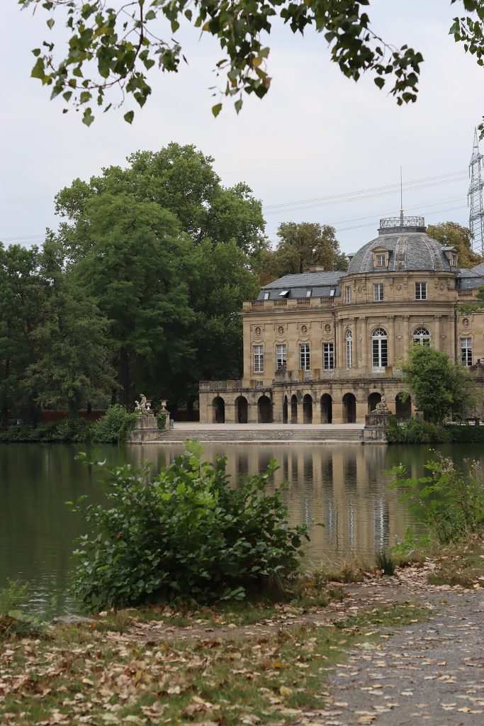 A view of the palace and lake