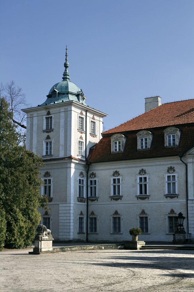 The palace seen from the front left