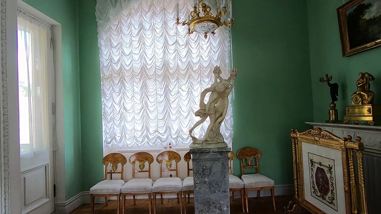 A refined state room with columns and delicate plasterwork