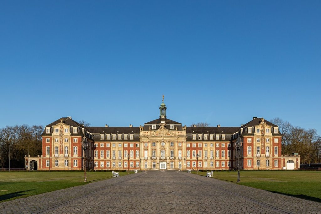 The central projection of the palace