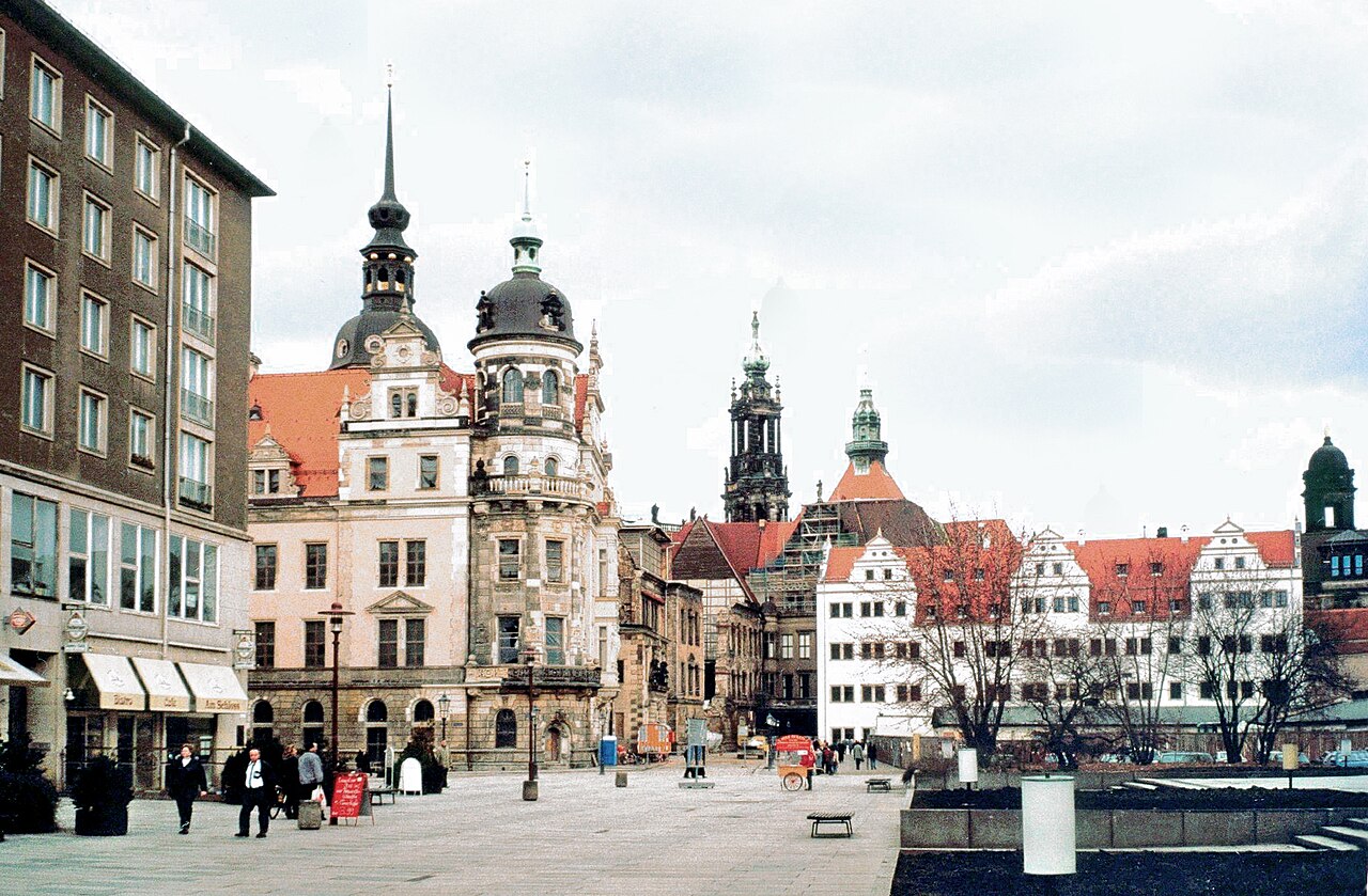 The castle seen from the Theaterplatz near the Semperoper