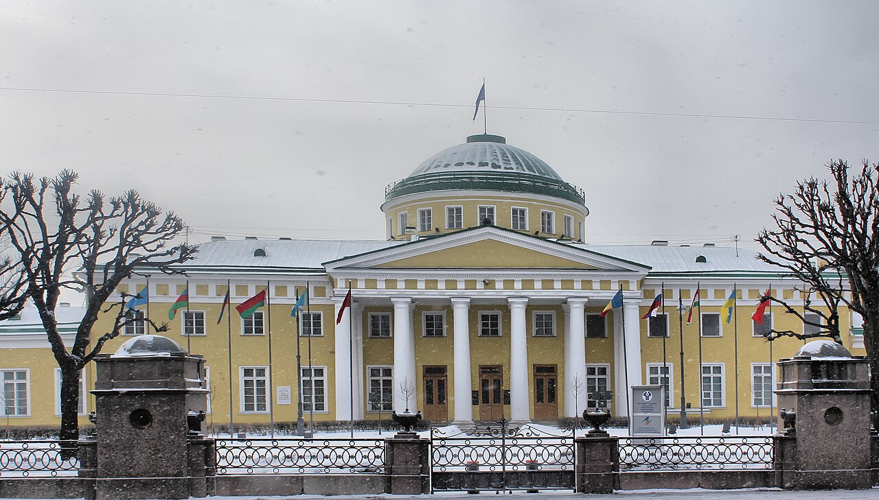 A view of the palace from the surrounding district